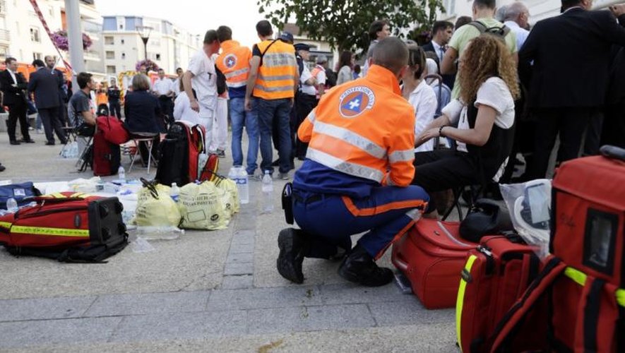 Les secouristes soignent des victimes de l'accident à Brétigny-sur-Orge (Essonne), près de Paris, le 12 juillet 2013