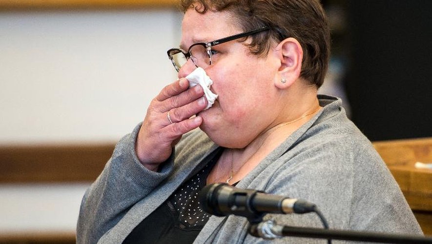 Dominique Cottrez en pleurs à l'ouverture de son procès le 25 juin 2015 à Douai