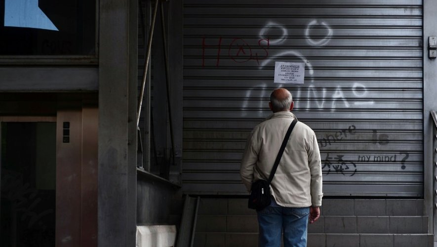 Un homme devant une station de train fermée pour cause de grève à Athènes, le 6 mai 2016