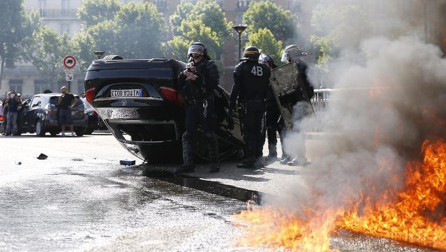 Voiture renversée lors de la manifestation des taxis le 25 juin 2015 Porte Maillot à Paris