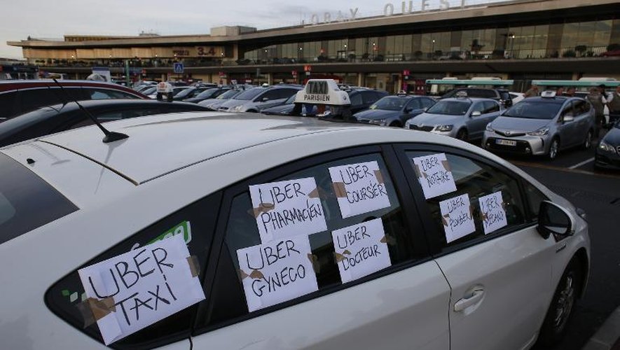 Des taxis manifestent contre UberPOP le 25 juin 2015 à l'aéroport d'Orly