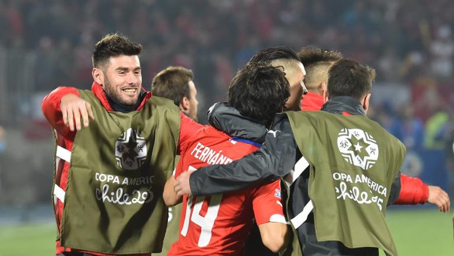 Les joueurs chiliens se réjouissent d'avoir gagné le match de quart de finale de la Copa America à Santiago le 24 juin 2015