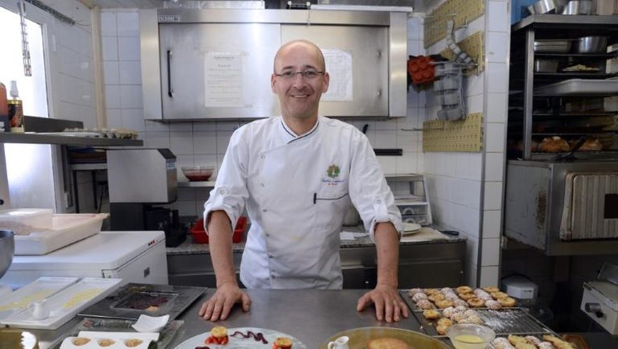 Le chef Jean-Claude Cahagnet, maître cuisinier de France, dans la cuisine de l'Auberge des Saints Pères, à Aulnay-sous-Bois, le 11 juillet 2013