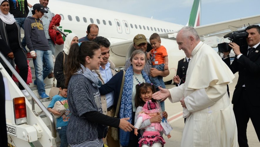 Le pape François accueille des réfugiés syriens de l'île grecque de Lesbos à l'aéroport Ciampino de Rome, le 16 avril 2016