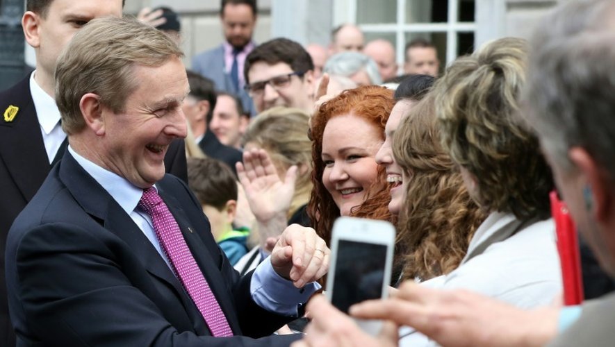 Le Premier ministre irlandais Enda Kenny, félicité par ses supporteurs, à Dublin, le 6 mai 2016