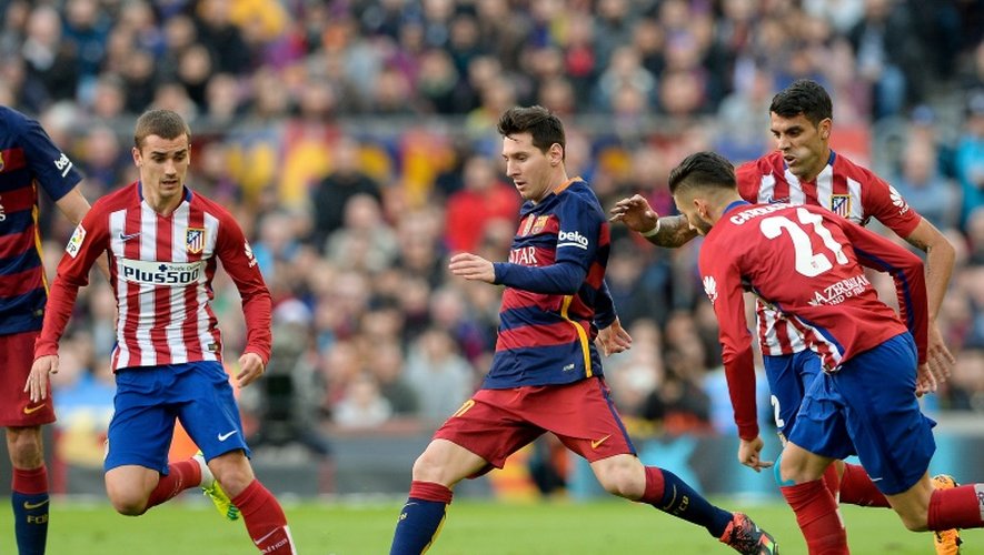 Antoine Griezmann (g) et Lionel Messi lors d'un match entre l'Atletico Madrid et le FC Barcelone au Camp Nou, le 30 janvier 2016