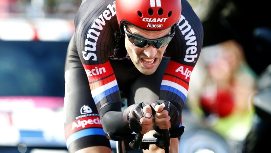 Le NéerlandaisTom Dumoulin remporte la 1re étape du Tour d'Italie, un contre-la-montre de 9,8 km autour d'Apeldoorn au Pays-Bas, le 6 mai 2016