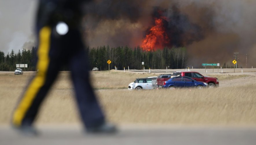 Des flammes le long de l'autoroute près de Fort McMurray dans l'Alberta au Canada le 6 mai 2016