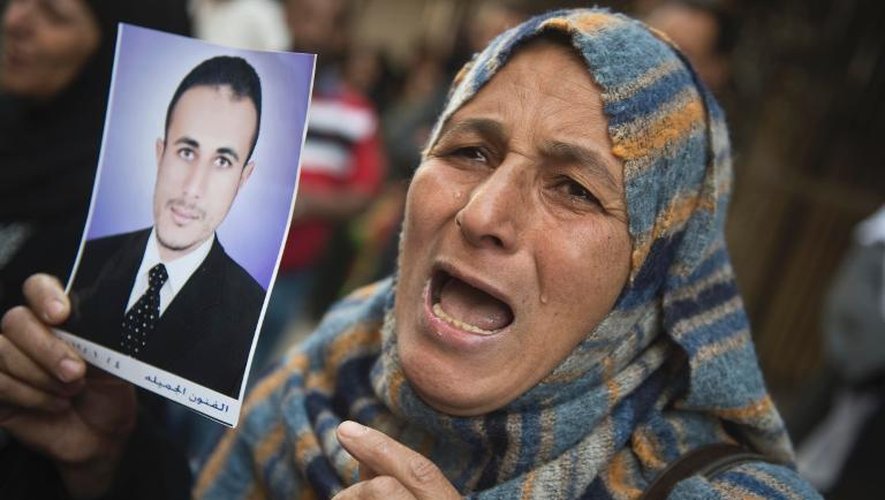 Une femme brandit le 28 avril 2014 à Minya le portrait d'un proche condamné à mort