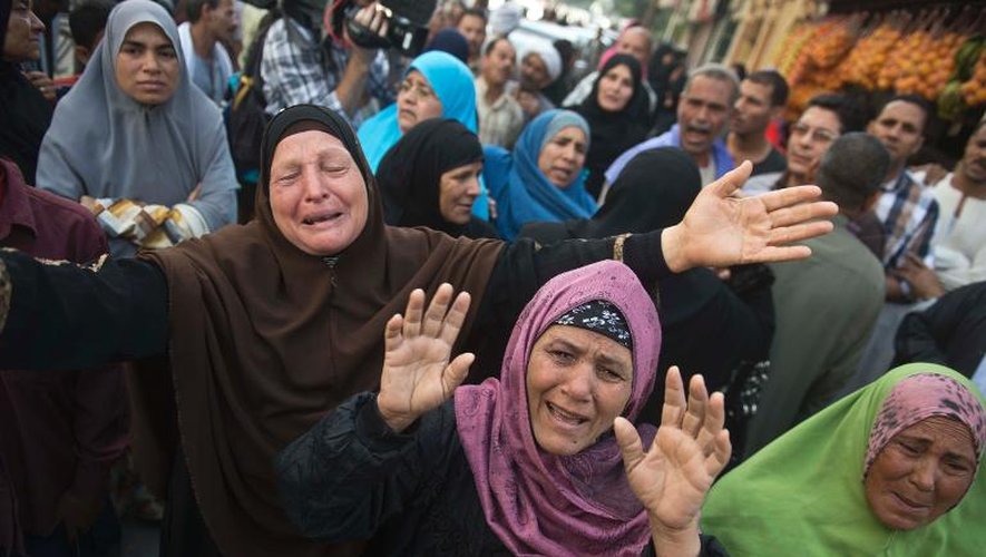Des femmes réagissent le 28 avril 2014 à Minya après les condamnations à mort de de 700 partisans présumés du président islamiste destitué Mohamed Morsi