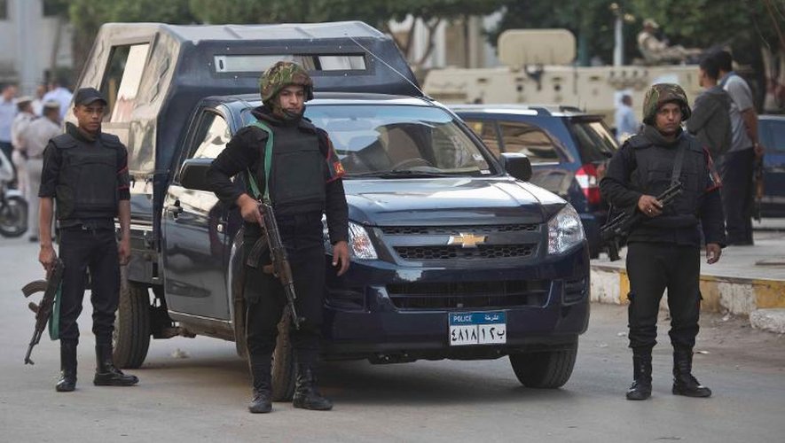 Les forces de sécurité déployées le 28 avril 2014 à Minya