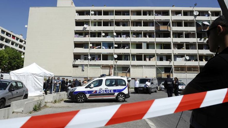 Des policiers sur le lieu d'un règlement de comptes le 24 avril 2014 à Marseille