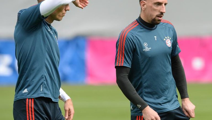 Les attaquants du Bayern Munich Arjen Robben (g) et Franck Ribéry à l'entraînement à Munich, le 28 avril 2014