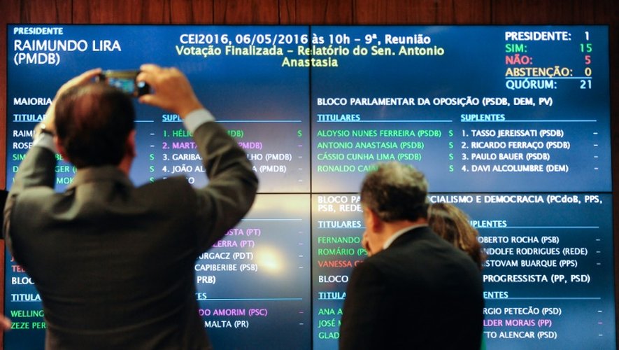 Un homme prend en photo les résultats du vote du sénat brésilien sur la recommandation d'une destitution de la présidente Dilma Rousseff, à Brasilia, le 6 mai 2016