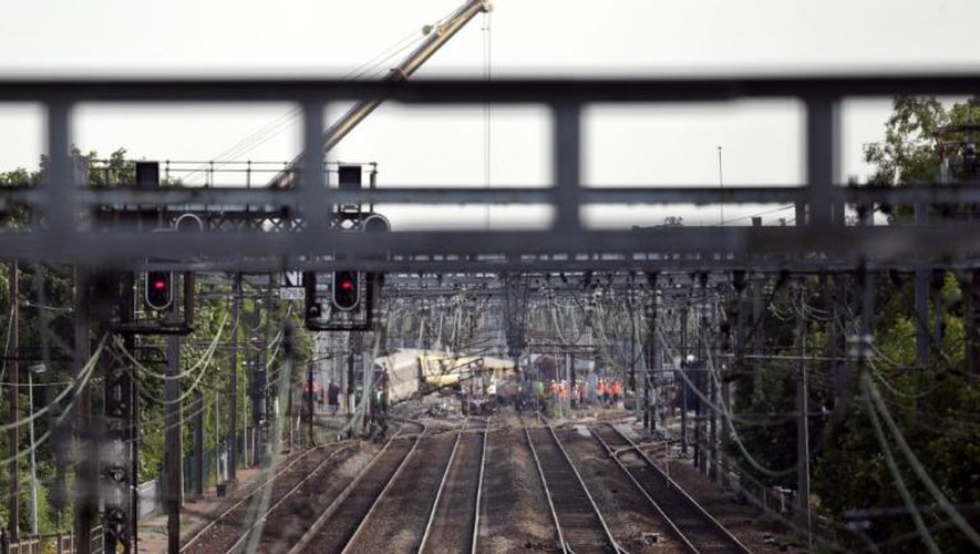Une vue des opérations de levage du train Paris-Limoges qui a déraillé, le 13 juillet 2013 à Brétigny-sur-Orge près de Paris