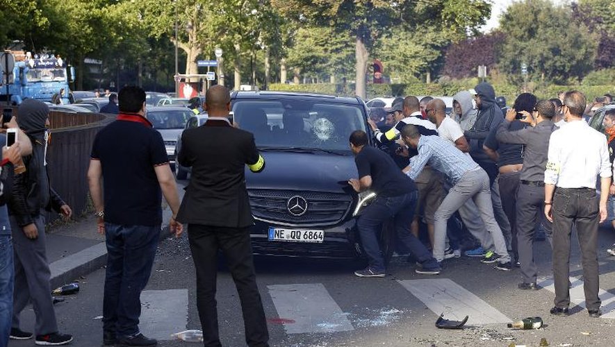 Des manifestants s'en prennent à un VTC le 25 juin 2015 porte Maillot à Paris