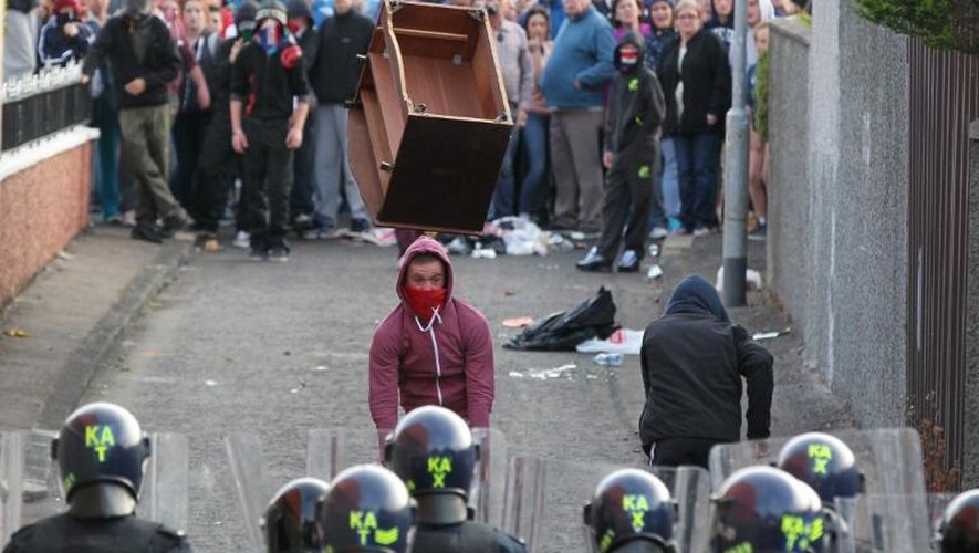 Des policiers et des manifestants s'affrontent le 13 juillet à Belfast