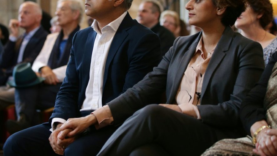 Le nouveau maire de Londres Sadiq Khan (g) avec sa femme Saadiya, pendant la cérémonie d'investiture à la cathédrale de Southwark dans le centre de Londres le 7 mai 2016