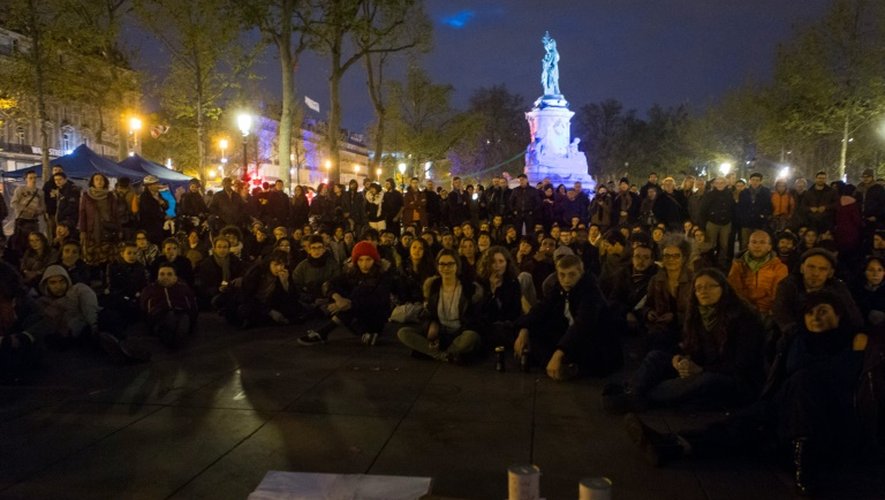 Des centaines de personnes assistent à l'Assemblée générale du mouvement citoyen Nuit Debout, place de la République à Paris le 2 mai 2016