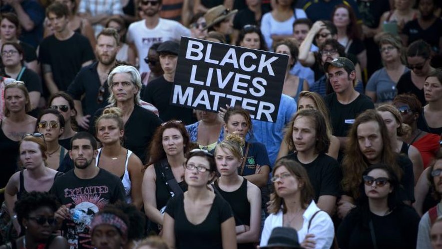 Des manifestants rassemblés le 20 juin 2015 à Charleston. Sur la pancarte: "La vie des Noirs compte"