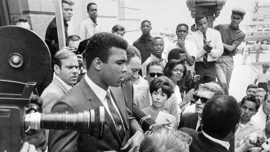 Photo datée du 29 avril 1967 à New York du champion du monde de boxe poids lourds Cassius Clay (Mohamed Ali) au cours de la conférence de presse qu'il donna pour annoncer son refus d'être incorporé dans l'armée et de partir combattre au Vietnam