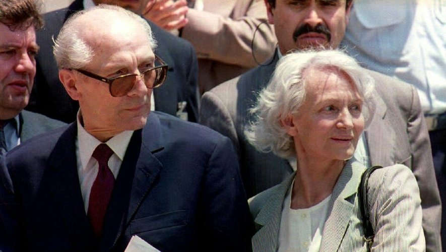 Erich Honecker, ancien dirigeant de la République démocratique allemande (g), et sa femme Margot, à Santiago au Chili le 13 janvier 1993