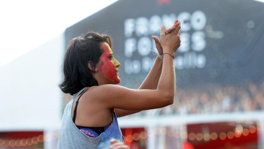 Une jeune femme lors d'un concert le 13 juillet 2013 aux Francofolies de La Rochelle