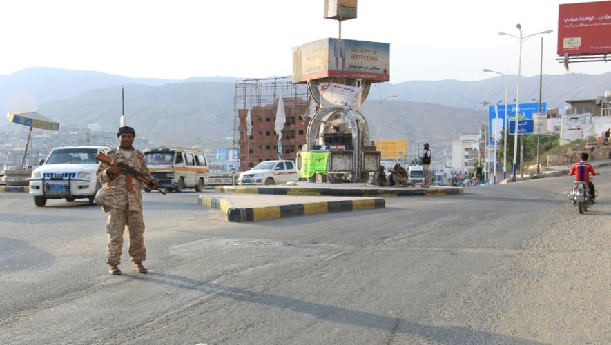 Les forces de sécurité yéménites patrouillent dans la ville portuaire de Moukalla, à 480 km à l'est d'Aden