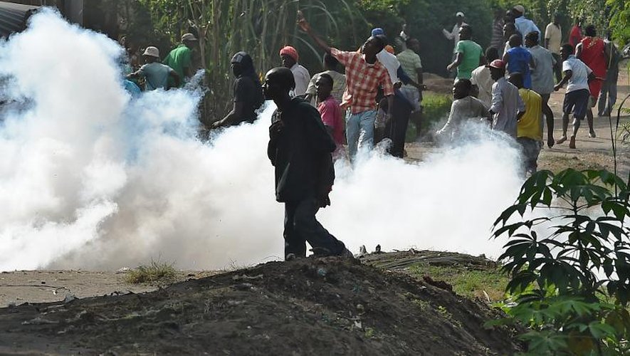 Dispersion avec des gaz lacrymogènes d'une manifestation contre un 3e mandat du président burundais Pierre Nkurunziza, le 2 juin 2015 à Bujumbura