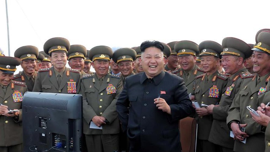 Photo non datée de l'agence officielle nord-coréenne KCNA, diffusée le 27 avril 2014, montrant le dirigeant nord-coréen Kim Jong-Un inspectant un exercice de tir