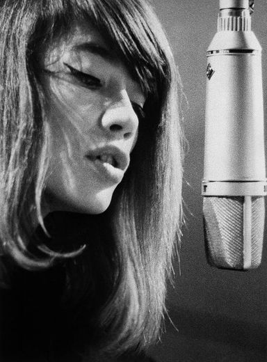 La chanteuse française Françoise Hardy en enregistrement dans un studio de Stockholm le 25 avril 1963