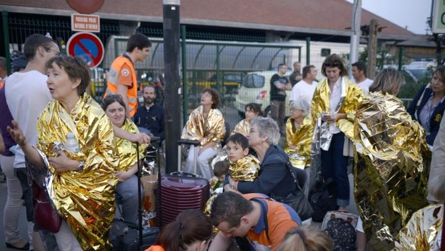 Des secouristes portent des soins aux victimes du déraillement du train, le 12 juillet 2013 à Brétigny-sur-Orge (Essonne), près de Paris