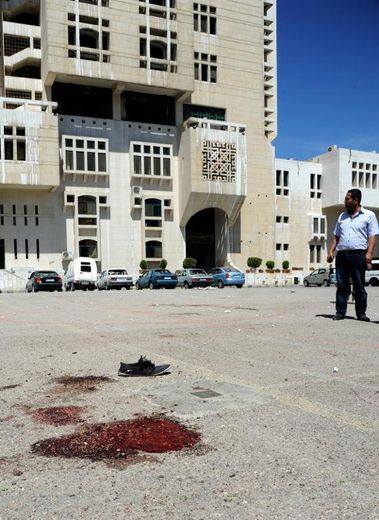 Le parking près du centre d'études Badr al-Din al-Hussein où ont été tuées 14 personnes et 86 autres blessées mardi 20 avril 2014, après des tirs d'obus