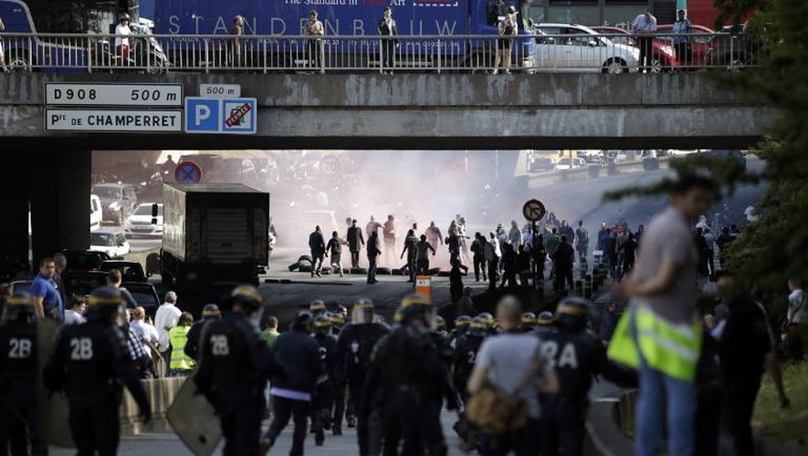 Policiers face aux chauffeurs de taxis qui manifestent le 25 juin 2015 Porte Maillot à Paris