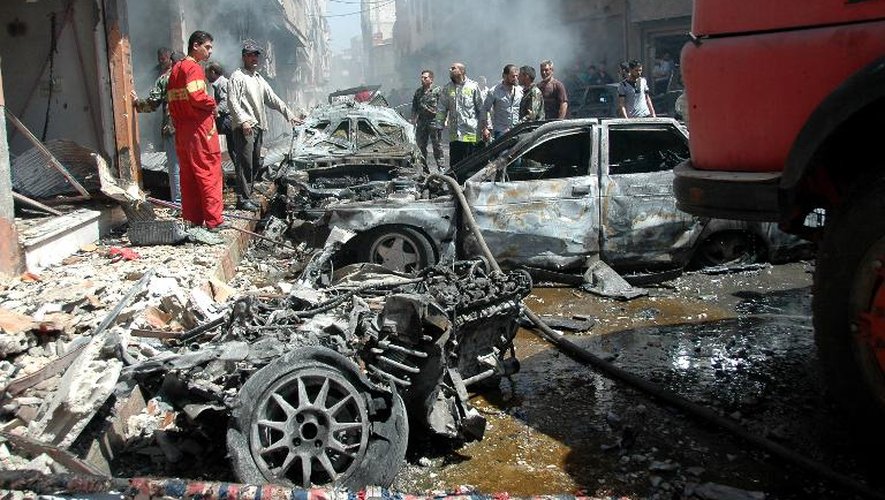 A Homs, en Syrie, les secours tentent de s'organiser peu après une explosion à la voiture piégée le 29 avril 2014
