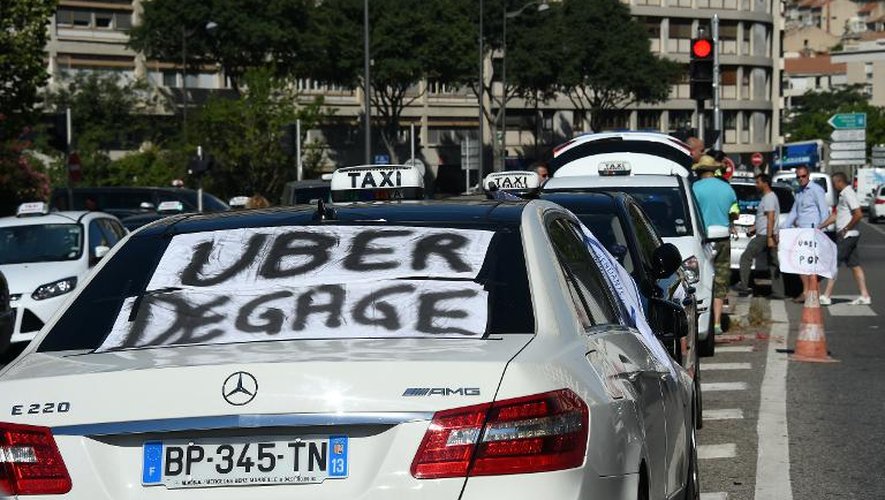 Un taxi avec le slogan "Uber dégage", à Marseille, le 25 juin 2015