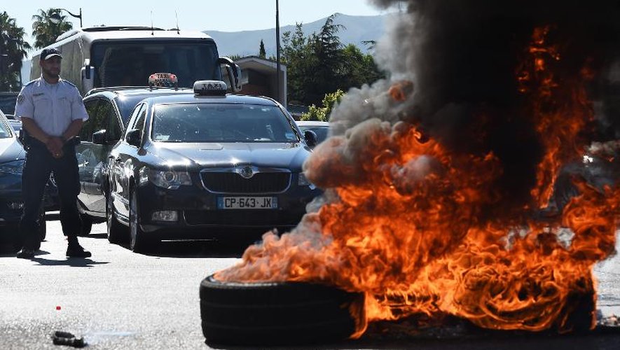 Pneus brûlés lors de la manifesation des taxis contre UberPOP le 25 juin 2015 à Marseille
