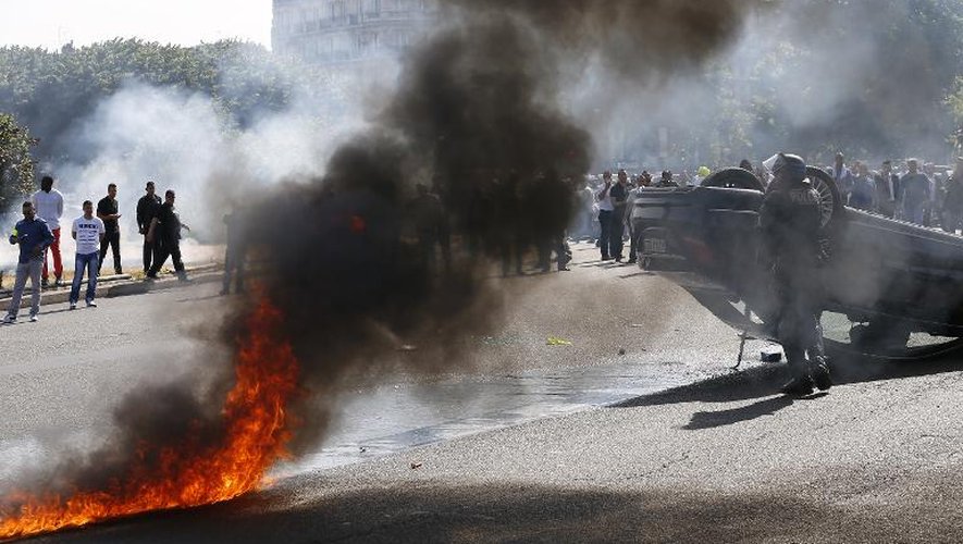 Echauffourées à la Porte Maillot à Paris, bloquée par des chauffeurs de taxis en colère contre UberPOP, le 25 juin 2015