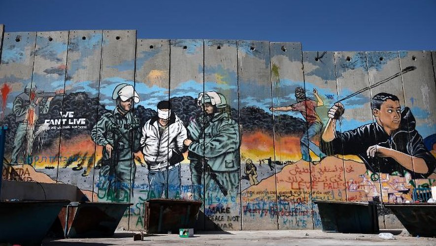 La barrière de séparation, couverte de graffitis, entre Israël et le camp de réfugiés palestiniens d'Aida, près de Bethléem le 28 avril 2014