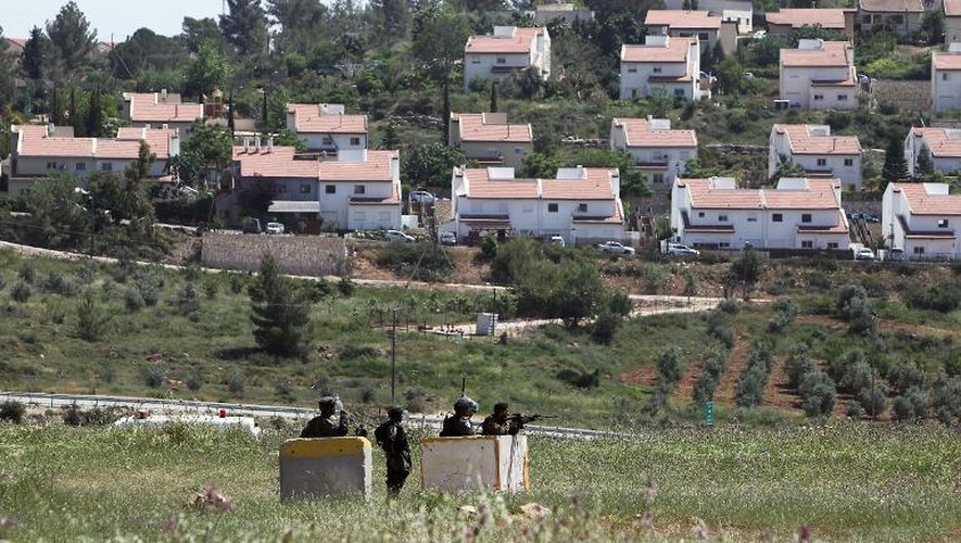 Des soldats israéliens durant des affrontements avec des manifestants palestiniens (absents de la hoto) contre l'expansion des colonies israéliennes en Cisjordanie, le  25 avril 2014 près du village de Nabi Saleh, près de Ramallah