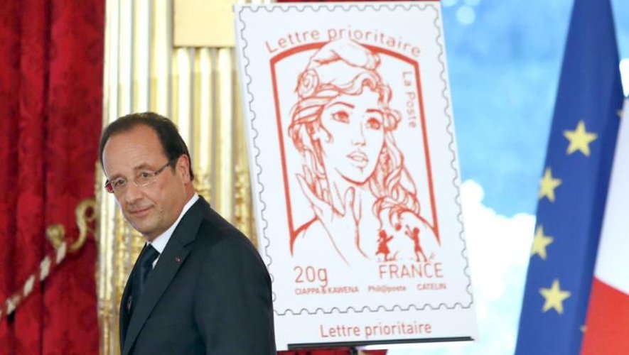 Le président François Hollande, le 14 juillet 2013 à Paris, dévoile le nouveau timbre Marianne