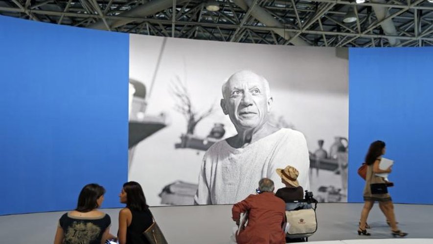 Des personnes visitent une exposition sur Picasso au Grimaldi Forum de Monaco, le 12 juillet 2012