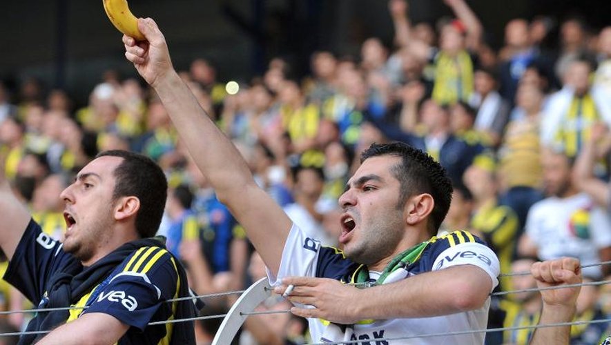 Un supporteur du club turc de Fenerbahce brandit une banane à l'arrivée de l'équipe rivale de Galatasaray en Chammionnat de Turquie le 12 mai 2013 à Istanbul