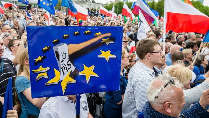 Une affiche symbolisant le parti Droit et Justice (PiS) au pouvoir, brisant une étoile européenne, lors d'une manifestation contre la politique menée par le gouvernement, dans les rues de Varsovie, le 7 mai 2016