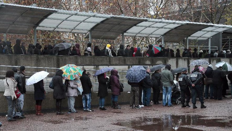 Des immigrés font la queue aux abords de la préfecture de Seine-Saint-Denis, le 3 décembre 2012 à Bobigny