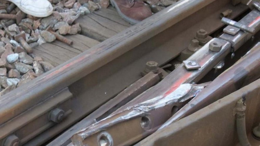 Photo fournie le 14 juillet 2013 par la SNCF montrant la pièce défectueuse qui a provoqué, selon elle, le déraillement d'un train à Brétigny-sur-Orge