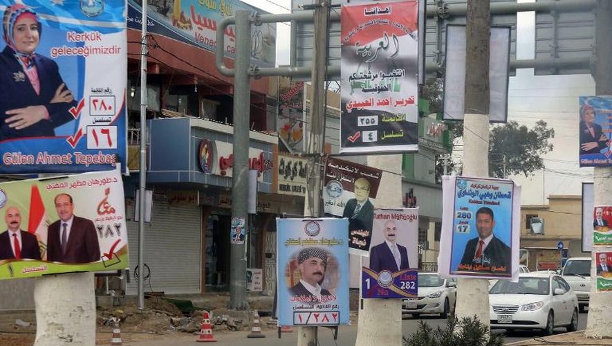 Affiches électorales des candidats aux législatives le 1er avril 2014 dans une rue de Kirkouk