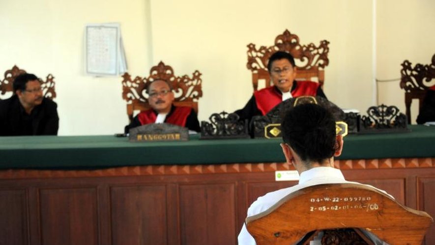 Vincent Roger Petrone (de dos) face à ses juges au tribunal de Denpasar, à Bali, le 15 juillet 2013