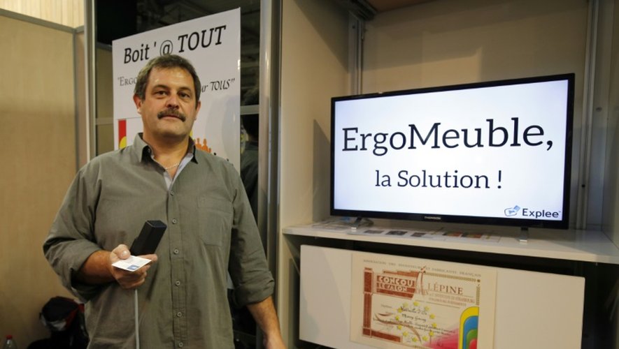 Le deuxième prix du "Concours Lepine"  Thierry Gevrey près de son invention ErgoMeuble, un système de rangement qui permet l'accès à chaque tiroir par télécommande, à Paris le 7 mai 2016