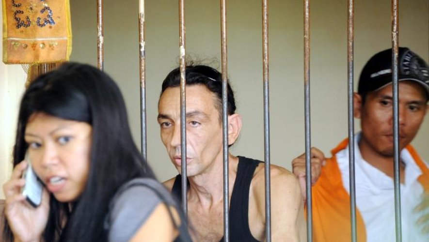 Vincent Roger Petrone (C) dans une cellule avant l'audience devant le tribunal de Denpasar, à Bali, le 15 juillet 2013